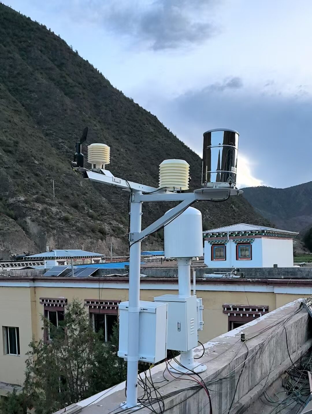 大气电场仪.jpg 大气电场仪.jpg
